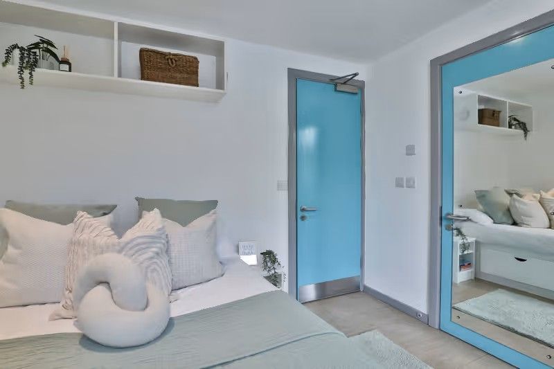 Classic Smaller 2 Bed Apt - Shared Bathroom - room